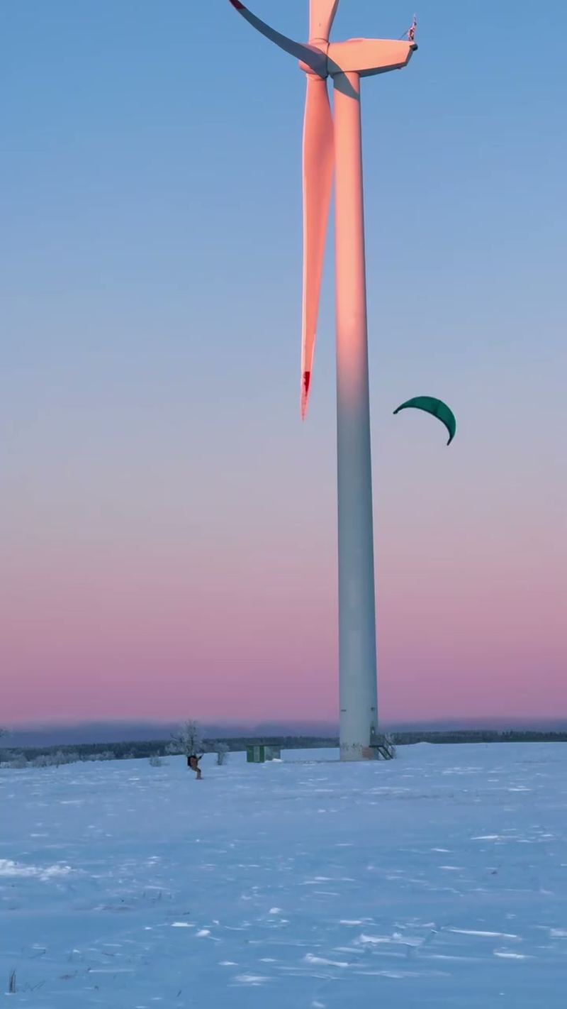 Snowkiting při západu slunce v Krušných horách, kite u větrné elektrárny