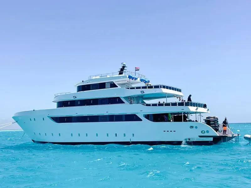 M/Y Hermes z boku, 3 paluby nad modrou vodou