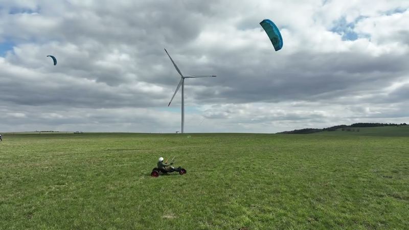 Kite bugina na louce u Fojtovic pod větrnou elektrárnou