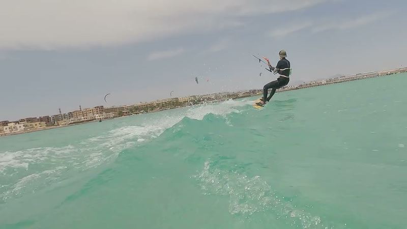 Kiter na tyrkysové vodě před hotelovým pobřežím Hurghady