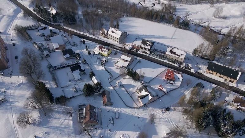 Zasněžená Moldava v Krušných horách z dronu