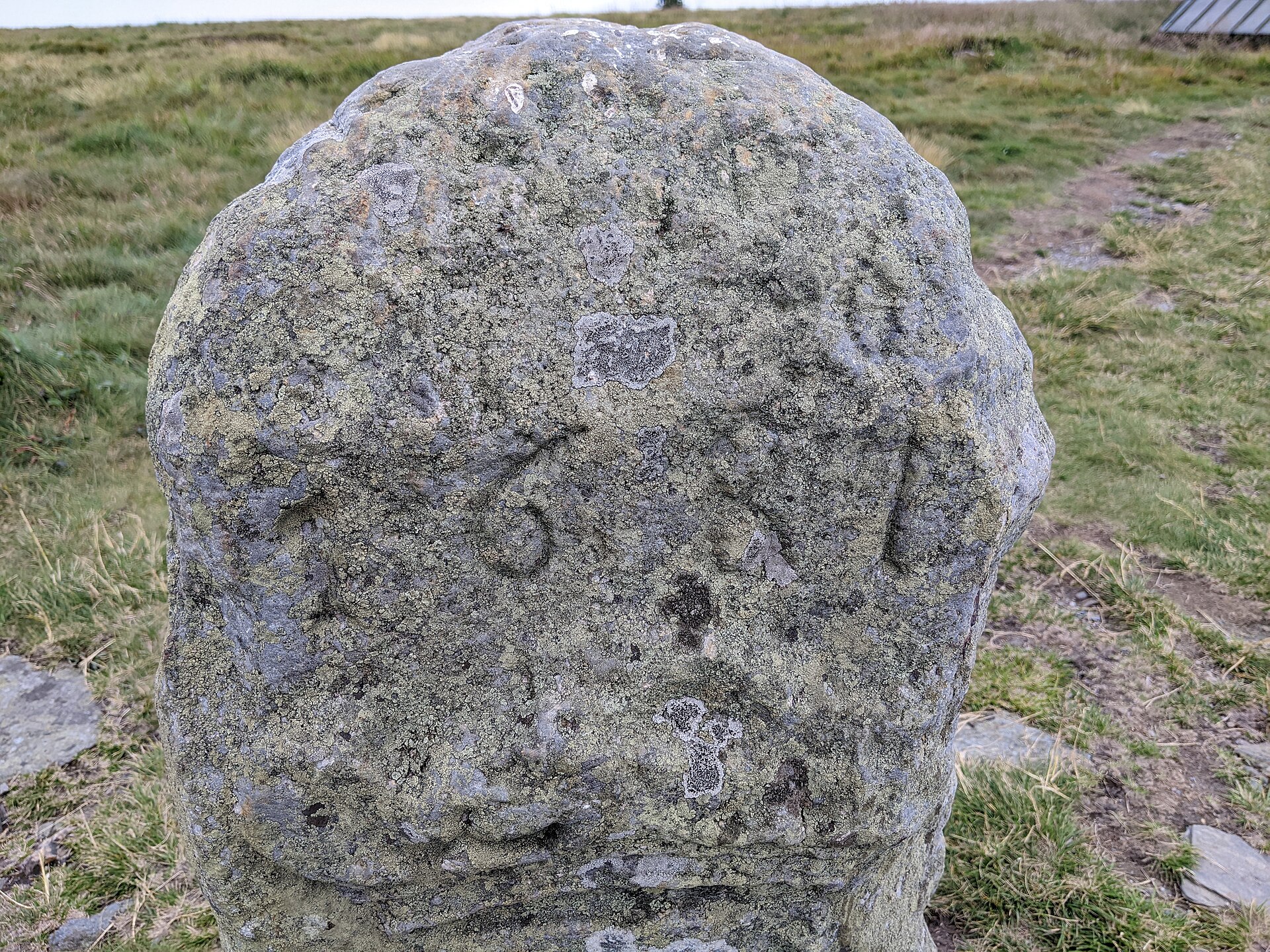 Vysoká hole - hraniční sloup na turistické stezce poblíž vrcholu (stav červenec 2024) (3)