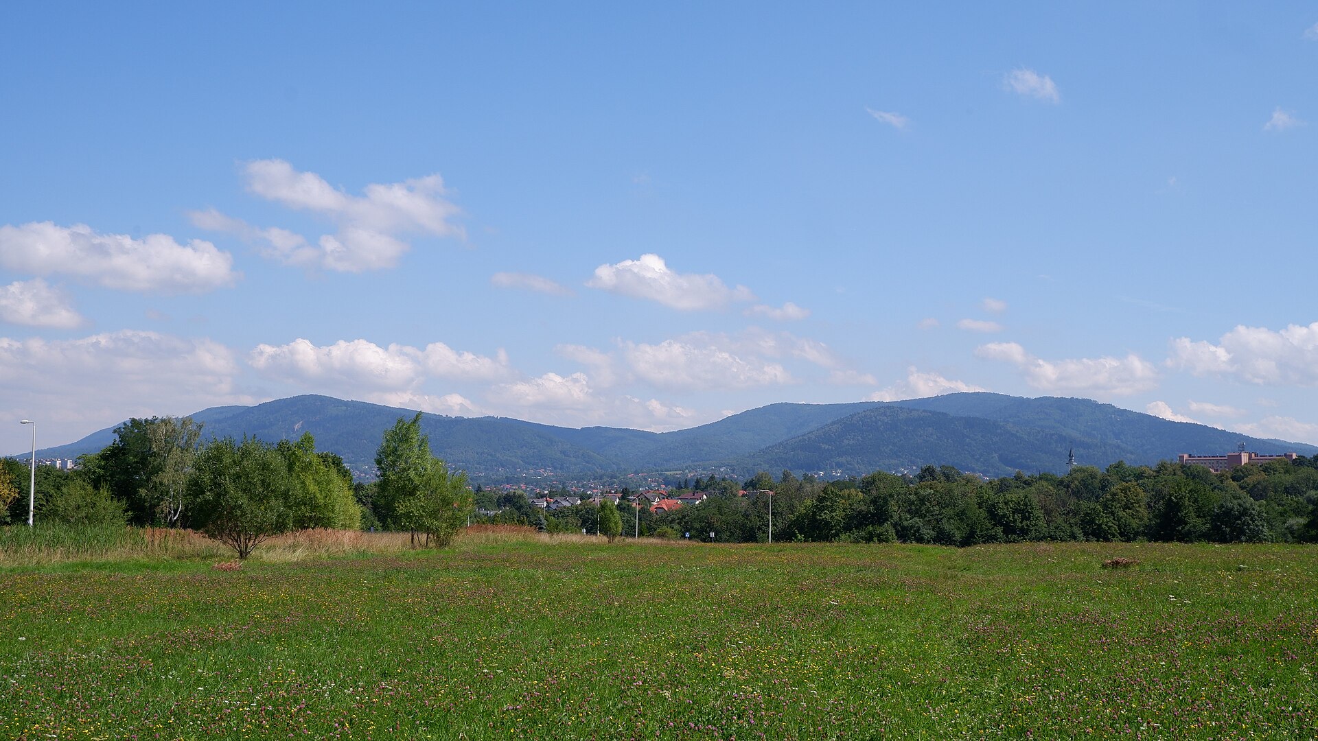 Beskid Mały, widok z osiedla Cztery Pory Roku